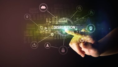 Siber güvenlik tuşuna elle dokun