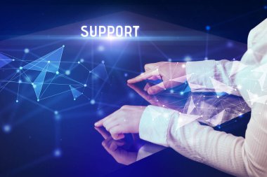 İş adamı dev ekrana dokunuyor