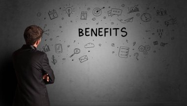 İş adamı yaratıcı bir fikir çiziyor.