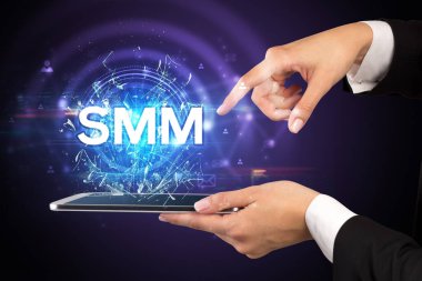 Kısaltmalı dokunmatik ekranın yakın plan görüntüsü.