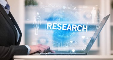 Doktor sağlık kontrolü yapıyor.