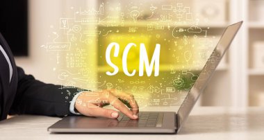 Eller yeni modern bilgisayarda çalışıyor.