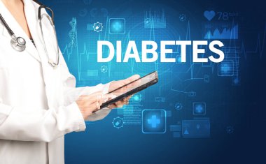 Genç doktor notlar yazıyor.