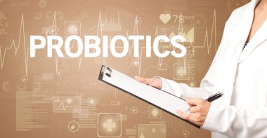 Genç doktor notlar yazıyor.