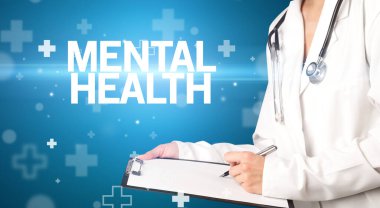 Doktor panoya notlar yazar.