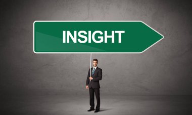 Gündelik trafik levhasındaki genç iş adamı.