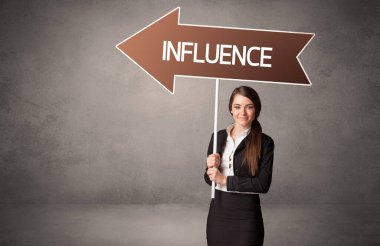 Gündelik trafik levhasındaki genç iş adamı.