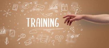 İşletme yazıtlarına işaret eden kırpılmış elin yakın çekimi