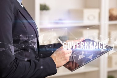 Tablet kullanarak elleri kapat