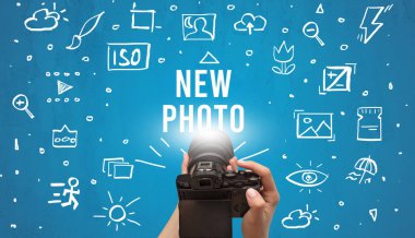 Dijital kamerayla fotoğraf çeken el.