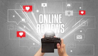 Fotoğraf çeken bir elin yakın çekimi.