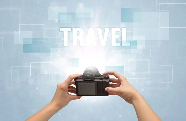 Mão segurando câmera digital, viajando conceito — Fotografia de Stock