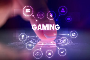 Web teknolojisi simgeleriyle tablete dokunmak