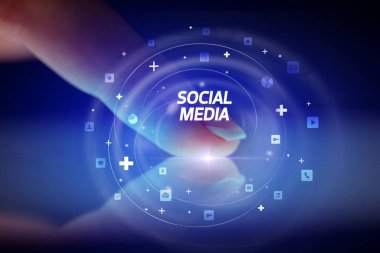 Sosyal medya simgeleri kavramlı parmak dokunuşu tableti