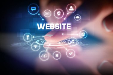 Web teknolojisi simgeleriyle tablete dokunmak