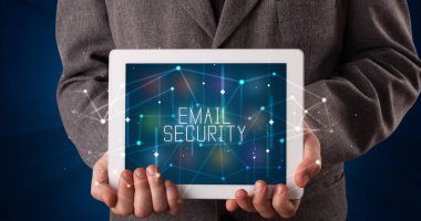 Tablet tutan kişi, güvenlik kavramı