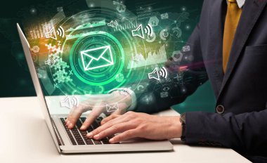 Modern bir dizüstü bilgisayarda el yazısı.