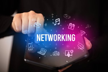 Katlanabilir akıllı telefonu olan bir iş adamı, sosyal medya kavramı