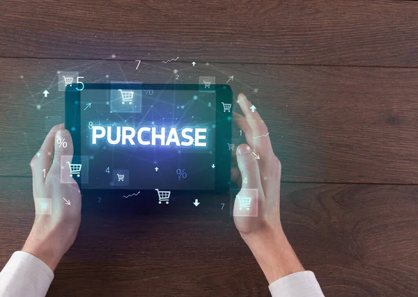 Close-up de uma mão segurando tablet com inscrição de compras — Fotografia de Stock