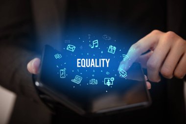 Katlanabilir akıllı telefonu olan bir iş adamı, sosyal medya kavramı