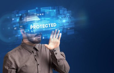 Sanal Gerçeklik gözlükleriyle bakan iş adamı