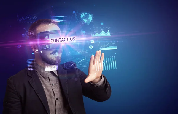 Üzletember a virtuális valóság szemüvegén keresztül — Stock Fotó