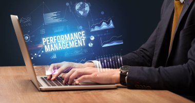 Dizüstü bilgisayar ve iş konsepti üzerinde çalışan iş adamı