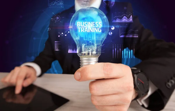 Uomo d'affari in possesso di una lampadina, nuovo concetto di business — Foto Stock
