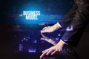 İş adamı dev ekrana dokunuyor