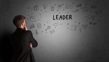 İş adamı yaratıcı bir fikir çiziyor.