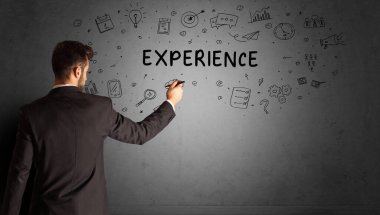 İş adamı yaratıcı bir fikir çiziyor.