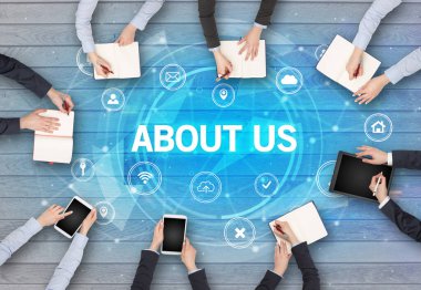 Bir grup insan toplantı yapıyor.