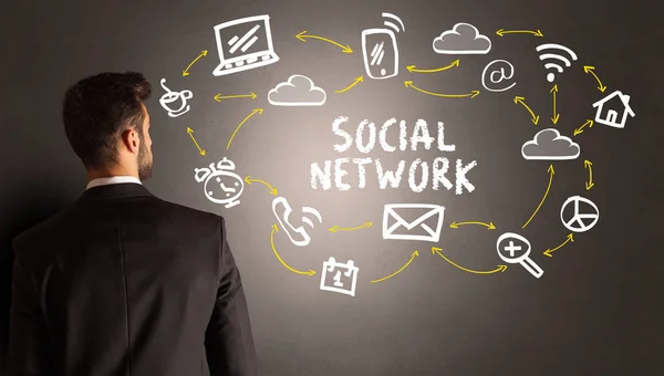 Бизнесмен рисует иконы социальных сетей — стоковое фото