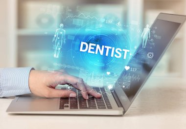 Doktor sağlık kontrolü yapıyor.