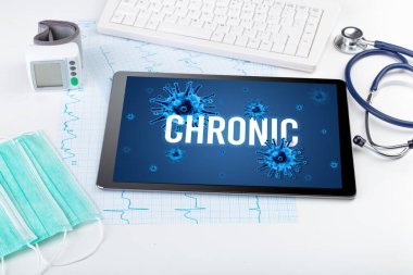 Beyaz yüzeyde tablet pc ve doktor araçları