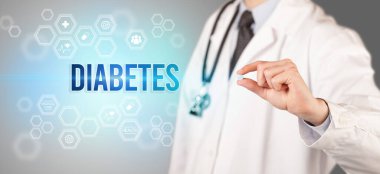 Sana ilaç veren bir doktorun yakın çekimi.