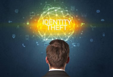 Bir iş adamının arka görünüşü, online güvenlik kavramı