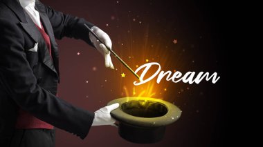 Yaşlı büyücü sihirbazlık numarası yapıyor.