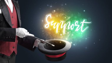 Genç sihirbaz sihir numarası yapıyor.