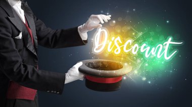 Genç sihirbaz sihir numarası yapıyor.