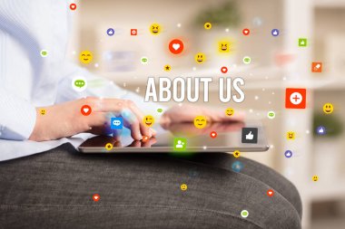 multimedya oynayan iş adamı