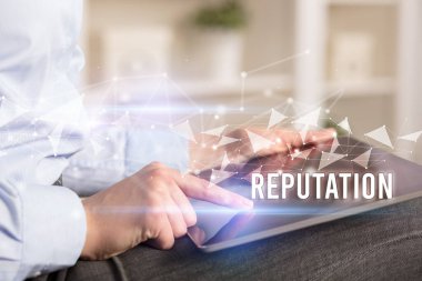 Tablet kullanarak elleri kapat