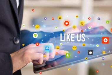 multimedya oynayan iş adamı