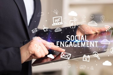 Sosyal Ağ Kullanan Bir Kişinin Yakın Çekimi