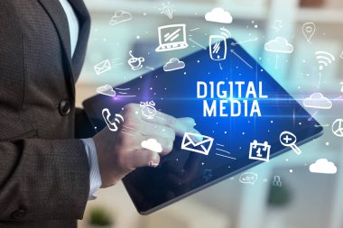 Sosyal Ağ Kullanan Bir Kişinin Yakın Çekimi