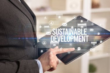 Modern teknoloji konseptini arayan bir tabletin yakın çekimi