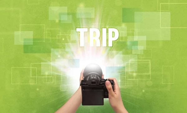 Ręczne trzymanie aparatu cyfrowego, koncepcja podróży — Zdjęcie stockowe