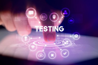 Web teknolojisi simgeleriyle tablete dokunmak