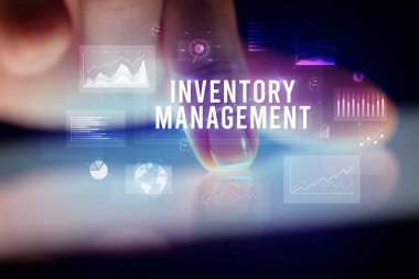 İş grafikleri ve simgeler konseptiyle tablete dokunmak