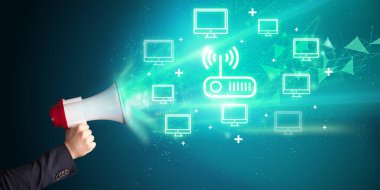 Megafonla ve teknolojiyle ilgili ikona sahip genç kişi